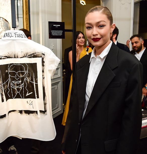 &#x39C;&#x3AD;&#x3C3;&#x3B1; &#x3C3;&#x3C4;&#x3B7;&#x3BD; &#x3AD;&#x3BA;&#x3B8;&#x3B5;&#x3C3;&#x3B7; &quot;The White Shirt Project&quot; &#x3C0;&#x3C1;&#x3BF;&#x3C2; &#x3C4;&#x3B9;&#x3BC;&#x3AE;&#x3BD; &#x3C4;&#x3BF;&#x3C5; Karl Lagerfeld &#x3C3;&#x3C4;&#x3BF; &#x3A0;&#x3B1;&#x3C1;&#x3AF;&#x3C3;&#x3B9;