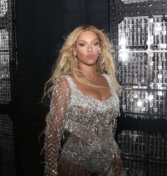 Beyonce | &#x395;&#x3C0;&#x3AD;&#x3C4;&#x3C1;&#x3B5;&#x3C8;&#x3B5; &#x3C3;&#x3C4;&#x3B7;&#x3BD; Kamala Harris &#x3BD;&#x3B1; &#x3C7;&#x3C1;&#x3B7;&#x3C3;&#x3B9;&#x3BC;&#x3BF;&#x3C0;&#x3BF;&#x3B9;&#x3AE;&#x3C3;&#x3B5;&#x3B9; &#x3C4;&#x3B1; &#x3C4;&#x3C1;&#x3B1;&#x3B3;&#x3BF;&#x3CD;&#x3B4;&#x3B9;&#x3B1; &#x3C4;&#x3B7;&#x3C2; &#x3C3;&#x3C4;&#x3B7;&#x3BD; &#x3C0;&#x3C1;&#x3BF;&#x3B5;&#x3BA;&#x3BB;&#x3BF;&#x3B3;&#x3B9;&#x3BA;&#x3AE; &#x3BA;&#x3B1;&#x3BC;&#x3C0;&#x3AC;&#x3BD;&#x3B9;&#x3B1;