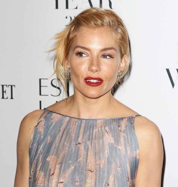 Sienna Miller: &#x393;&#x3B9;&#x3B1;&#x3C4;&#x3AF; &#x3B4;&#x3B5;&#x3BD; &#x3AD;&#x3C7;&#x3B5;&#x3B9; &#x3B4;&#x3BF;&#x3C5;&#x3BB;&#x3AD;&#x3C8;&#x3B5;&#x3B9; &#x3B5;&#x3B4;&#x3CE; &#x3BA;&#x3B1;&#x3B9; &#x3AD;&#x3BD;&#x3B1;&#x3BD; &#x3C7;&#x3C1;&#x3CC;&#x3BD;&#x3BF;;