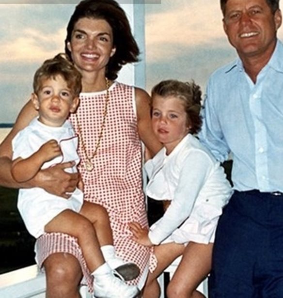 Jackie Kennedy, &#x3BC;&#x3B9;&#x3B1; &#x3B6;&#x3C9;&#x3AE; &#x3C3;&#x3B1;&#x3BD; &#x3BC;&#x3C5;&#x3B8;&#x3B9;&#x3C3;&#x3C4;&#x3CC;&#x3C1;&#x3B7;&#x3BC;&#x3B1;