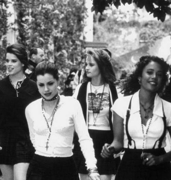 Αυτά τα κλασικά παπούτσια επιστρέφουν από τα '90s και γίνονται ξανά cool