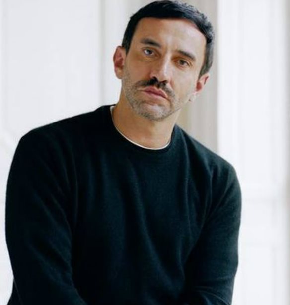 &#x39F; Riccardo Tisci &#x3C6;&#x3B5;&#x3CD;&#x3B3;&#x3B5;&#x3B9; &#x3B1;&#x3C0;&#x3CC; &#x3C4;&#x3BF;&#x3BD; Givenchy