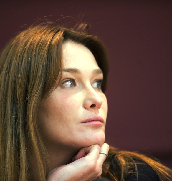 Carla Bruni: &#x38C;&#x3C4;&#x3B1;&#x3BD; &#x3C4;&#x3BF; &#x3B3;&#x3B1;&#x3BB;&#x3BB;&#x3B9;&#x3BA;&#x3CC; chic &#x3C3;&#x3C5;&#x3BD;&#x3B1;&#x3BD;&#x3C4;&#x3AC; &#x3C4;&#x3BF; rock &#x27;n&#x27;roll
