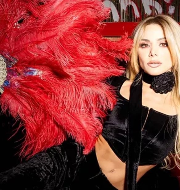 &#x397; Josephine &#x3B5;&#x3C0;&#x3B9;&#x3BB;&#x3AD;&#x3B3;&#x3B5;&#x3B9; &#x3C4;&#x3B1; &#x3B9;&#x3B4;&#x3B1;&#x3BD;&#x3B9;&#x3BA;&#x3AC; &#x3C7;&#x3C1;&#x3B9;&#x3C3;&#x3C4;&#x3BF;&#x3C5;&#x3B3;&#x3B5;&#x3BD;&#x3BD;&#x3B9;&#x3AC;&#x3C4;&#x3B9;&#x3BA;&#x3B1; &#x3B4;&#x3CE;&#x3C1;&#x3B1; &#x3B1;&#x3C0;&#x3CC; &#x3C4;&#x3B7;&#x3BD; Pink Woman