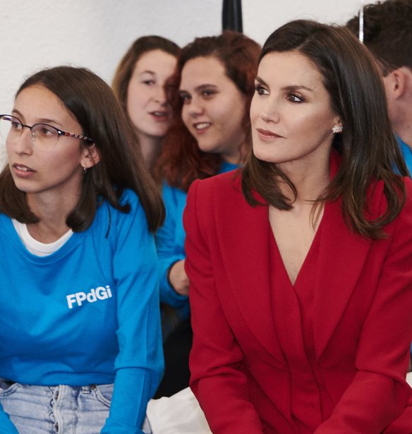 H &#x3B2;&#x3B1;&#x3C3;&#x3AF;&#x3BB;&#x3B9;&#x3C3;&#x3C3;&#x3B1; Letizia &#x3C6;&#x3CC;&#x3C1;&#x3B5;&#x3C3;&#x3B5; &#x3AD;&#x3BD;&#x3B1; &#x3C5;&#x3C0;&#x3AD;&#x3C1;&#x3BF;&#x3C7;&#x3BF; &#x3BA;&#x3CC;&#x3BA;&#x3BA;&#x3B9;&#x3BD;&#x3BF; &#x3BA;&#x3BF;&#x3C3;&#x3C4;&#x3BF;&#x3CD;&#x3BC;&#x3B9;