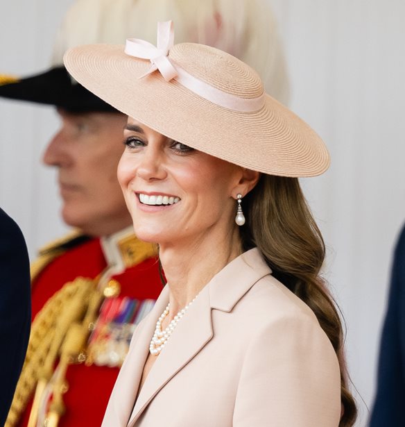 &#x397; Kate Middleton &#x3C6;&#x3CC;&#x3C1;&#x3B5;&#x3C3;&#x3B5; &#x3C0;&#x3C1;&#x3CE;&#x3C4;&#x3B7; &#x3C6;&#x3BF;&#x3C1;&#x3AC; &#x3BC;&#x3AF;&#x3B1; &#x3B4;&#x3B7;&#x3BC;&#x3B9;&#x3BF;&#x3C5;&#x3C1;&#x3B3;&#x3AF;&#x3B1; &#x3C4;&#x3BF;&#x3C5; &#x3BF;&#x3AF;&#x3BA;&#x3BF;&#x3C5; Dior &#x3BA;&#x3B1;&#x3B9; &#x3AE;&#x3C4;&#x3B1;&#x3BD; &#x3C5;&#x3C0;&#x3AD;&#x3C1;&#x3BF;&#x3C7;&#x3B7;!
