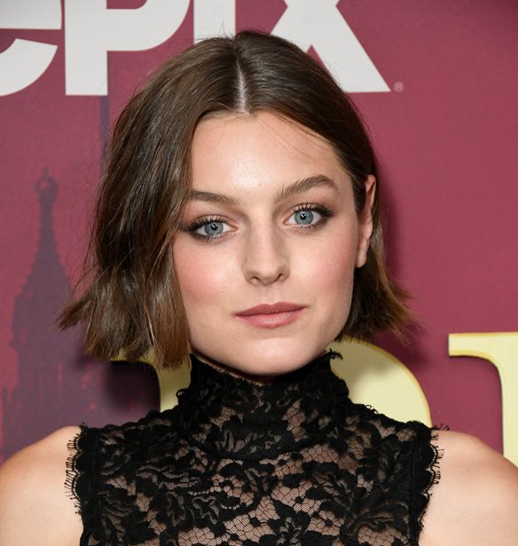 Emma Corrin | &#x39C;&#x3B5;&#x3C4;&#x3AC; &#x3C4;&#x3BF; The Crown &#x3C0;&#x3C1;&#x3C9;&#x3C4;&#x3B1;&#x3B3;&#x3C9;&#x3BD;&#x3B9;&#x3C3;&#x3C4;&#x3B5;&#x3AF; &#x3C3;&#x3C4;&#x3B7;&#x3BD; &#x3BA;&#x3B1;&#x3BC;&#x3C0;&#x3AC;&#x3BD;&#x3B9;&#x3B1; &#x3C4;&#x3B7;&#x3C2; Miu Miu