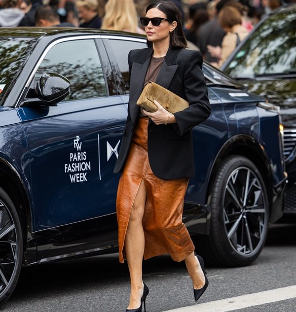 H δερμάτινη φούστα της Zara που κολακεύει κάθε σωματότυπο