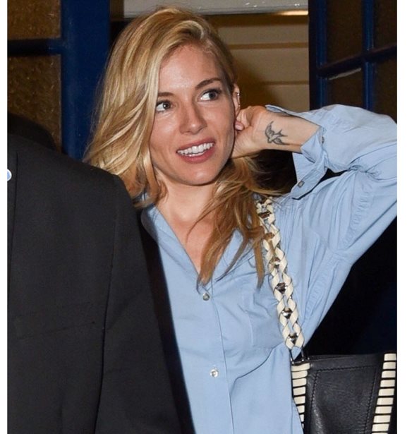 Sienna Miller: &#x39E;&#x3B1;&#x3BD;&#x3AC; &#x3BA;&#x3B1;&#x3B9; &#x3BE;&#x3B1;&#x3BD;&#x3AC; &#x3BC;&#x3B5; &#x3C4;&#x3BF; &#x3AF;&#x3B4;&#x3B9;&#x3BF; outfit