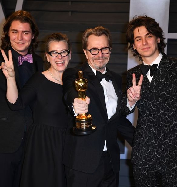 O &#x3B3;&#x3B9;&#x3BF;&#x3C2; &#x3C4;&#x3BF;&#x3C5; Gary Oldman &#x3C5;&#x3C0;&#x3B5;&#x3C1;&#x3B1;&#x3C3;&#x3C0;&#x3AF;&#x3B6;&#x3B5;&#x3C4;&#x3B1;&#x3B9; &#x3C4;&#x3BF;&#x3BD; &#x3C0;&#x3B1;&#x3C4;&#x3AD;&#x3C1;&#x3B1; &#x3C4;&#x3BF;&#x3C5; &#x3BC;&#x3B5; &#x3BC;&#x3B9;&#x3B1; &#x3B1;&#x3BD;&#x3BF;&#x3B9;&#x3C7;&#x3C4;&#x3AE; &#x3B5;&#x3C0;&#x3B9;&#x3C3;&#x3C4;&#x3BF;&#x3BB;&#x3AE;