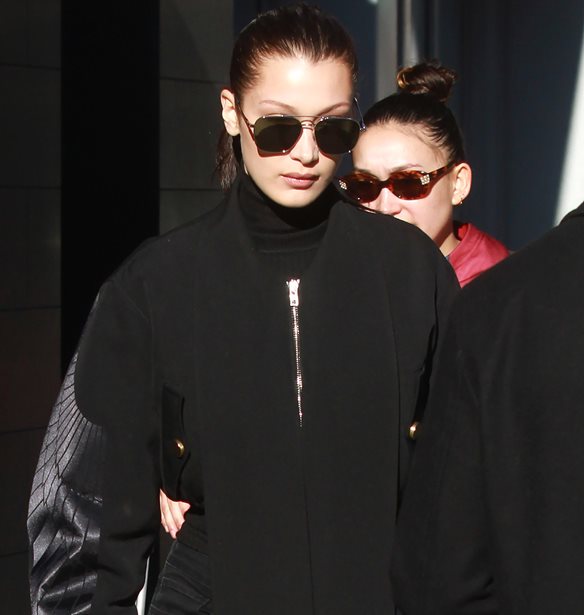 Total black &#x3BD;&#x3C4;&#x3CD;&#x3C3;&#x3B9;&#x3BC;&#x3BF;: &#x397; &#x392;ella Hadid &#x3C0;&#x3B1;&#x3C1;&#x3B1;&#x3B4;&#x3AF;&#x3B4;&#x3B5;&#x3B9; &#x3BC;&#x3B1;&#x3B8;&#x3AE;&#x3BC;&#x3B1;&#x3C4;&#x3B1; &#x3C3;&#x3C4;&#x3C5;&#x3BB;