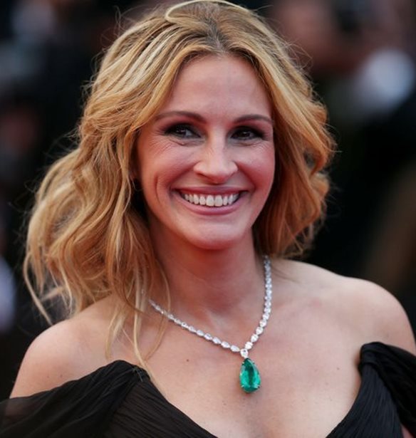 Julia Roberts: A&#x3BD;&#x3B1;&#x3BA;&#x3C5;&#x3C1;&#x3AE;&#x3C7;&#x3B8;&#x3B7;&#x3BA;&#x3B5; &#x3BE;&#x3B1;&#x3BD;&#x3AC; &#x3B7; &#x3C9;&#x3C1;&#x3B1;&#x3B9;&#x3CC;&#x3C4;&#x3B5;&#x3C1;&#x3B7; &#x3B3;&#x3C5;&#x3BD;&#x3B1;&#x3AF;&#x3BA;&#x3B1; &#x3C3;&#x3C4;&#x3BF;&#x3BD; &#x3BA;&#x3CC;&#x3C3;&#x3BC;&#x3BF;