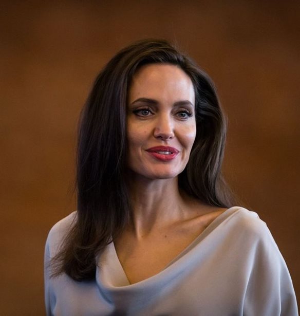 Angelina Jolie: &#x39F; &#x3B4;&#x3B5;&#x3C1;&#x3BC;&#x3B1;&#x3C4;&#x3BF;&#x3BB;&#x3CC;&#x3B3;&#x3BF;&#x3C2; &#x3C4;&#x3B7;&#x3C2; &#x3B1;&#x3C0;&#x3BF;&#x3BA;&#x3B1;&#x3BB;&#x3CD;&#x3C0;&#x3C4;&#x3B5;&#x3B9; &#x3C4;&#x3B1; &#x3BC;&#x3C5;&#x3C3;&#x3C4;&#x3B9;&#x3BA;&#x3AC; &#x3C4;&#x3B7;&#x3C2; &#x3C4;&#x3AD;&#x3BB;&#x3B5;&#x3B9;&#x3B1;&#x3C2; &#x3B5;&#x3C0;&#x3B9;&#x3B4;&#x3B5;&#x3C1;&#x3BC;&#x3AF;&#x3B4;&#x3B1;&#x3C2; &#x3C4;&#x3B7;&#x3C2;