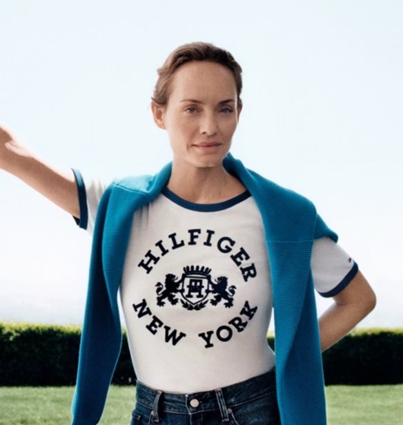 &#x397; Amber Valletta &#x3C3;&#x3C4;&#x3B7; &#x3BD;&#x3AD;&#x3B1; &#x3BA;&#x3B1;&#x3BC;&#x3C0;&#x3AC;&#x3BD;&#x3B9;&#x3B1; &#x3C4;&#x3BF;&#x3C5; Tommy Hilfiger Fall 2023