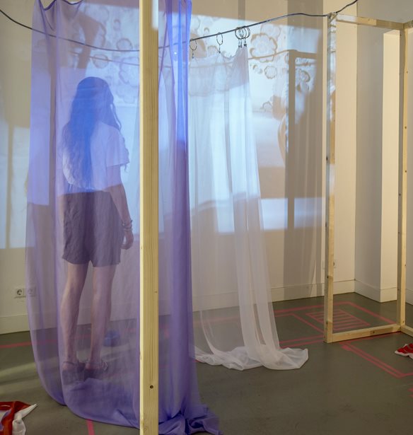 Womenhouse | &#x39C;&#x3AF;&#x3B1; &#x3B5;&#x3B9;&#x3BA;&#x3B1;&#x3C3;&#x3C4;&#x3B9;&#x3BA;&#x3AE; &#x3B5;&#x3B3;&#x3BA;&#x3B1;&#x3C4;&#x3AC;&#x3C3;&#x3C4;&#x3B1;&#x3C3;&#x3B7; &#x3C0;&#x3BF;&#x3C5; &#x3B4;&#x3B9;&#x3B5;&#x3C1;&#x3B5;&#x3C5;&#x3BD;&#x3AC; &#x3C4;&#x3BF;&#x3BD; &#x3C1;&#x3CC;&#x3BB;&#x3BF; &#x3C4;&#x3B7;&#x3C2; &#x3B3;&#x3C5;&#x3BD;&#x3B1;&#x3AF;&#x3BA;&#x3B1;&#x3C2; &#x3C3;&#x3C4;&#x3BF; &#x3BF;&#x3B9;&#x3BA;&#x3B9;&#x3B1;&#x3BA;&#x3CC; &#x3C0;&#x3B5;&#x3C1;&#x3B9;&#x3B2;&#x3AC;&#x3BB;&#x3BB;&#x3BF;&#x3BD;