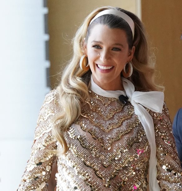 &#x397; Blake Lively &#x3BC;&#x3B5; &#x3C4;&#x3BF; 70s sexy &#x3C7;&#x3C4;&#x3AD;&#x3BD;&#x3B9;&#x3C3;&#x3BC;&#x3B1; &#x3BC;&#x3B5; &#x3BC;&#x3C0;&#x3BF;&#x3CD;&#x3BA;&#x3BB;&#x3B5;&#x3C2; &#x3C0;&#x3BF;&#x3C5; &#x3B1;&#x3BD;&#x3AE;&#x3BA;&#x3B5;&#x3B9; &#x3C3;&#x3C4;&#x3B9;&#x3C2; top &#x3C4;&#x3AC;&#x3C3;&#x3B5;&#x3B9;&#x3C2; &#x3BC;&#x3B1;&#x3BB;&#x3BB;&#x3B9;&#x3CE;&#x3BD; &#x3C6;&#x3AD;&#x3C4;&#x3BF;&#x3C2;