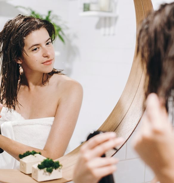 Τα μαλλιά αποκτούν λάμψη και λείανση με αυτόν τον ορό περιποίησης