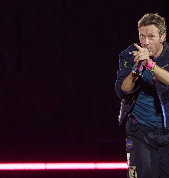 O Chris Martin &quot;&#x3BA;&#x3AC;&#x3C1;&#x3C6;&#x3C9;&#x3C3;&#x3B5;&quot; &#x3BA;&#x3B1;&#x3C4;&#x3AC; &#x3BB;&#x3AC;&#x3B8;&#x3BF;&#x3C2; &#x3AD;&#x3BD;&#x3B1; &#x3C0;&#x3B1;&#x3C1;&#x3AC;&#x3BD;&#x3BF;&#x3BC;&#x3BF; &#x3B6;&#x3B5;&#x3C5;&#x3B3;&#x3AC;&#x3C1;&#x3B9; &#x3C3;&#x3C4;&#x3B7;&#x3BD; &#x3C4;&#x3B5;&#x3BB;&#x3B5;&#x3C5;&#x3C4;&#x3B1;&#x3AF;&#x3B1; &#x3C3;&#x3C5;&#x3BD;&#x3B1;&#x3C5;&#x3BB;&#x3AF;&#x3B1; &#x3C4;&#x3C9;&#x3BD; Coldplay