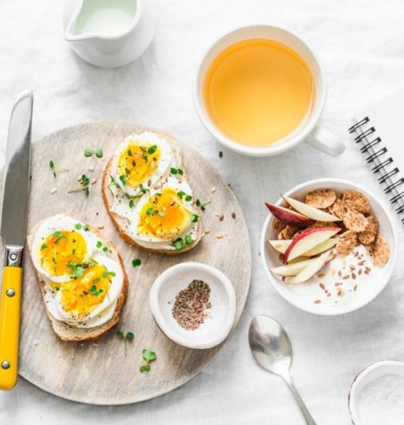 Πρέπει να τρως πρωινό; Αν δεν πεινάς το πρωί, είναι "υποχρεωτικό" ή δεν πειράζει να το παραλείψεις;