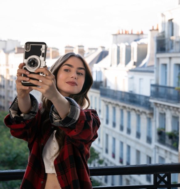 H Patricia Field αποκαλύπτει πού βρήκε τη θήκη κινητού της Emily (in Paris)