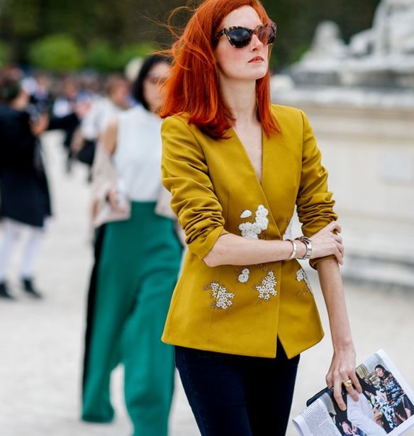 Αυτή η streetstyle star αποδεικνύει ότι όλα τα χρώματα ταιριάζουν στις κοκκινομάλλες