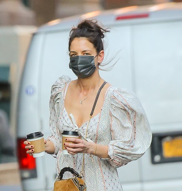 H Katie Holmes &#x3AD;&#x3BA;&#x3B1;&#x3BD;&#x3B5; &#x3C4;&#x3BF; &#x3C0;&#x3B9;&#x3BF; &#x3BA;&#x3B1;&#x3BB;&#x3BF;&#x3BA;&#x3B1;&#x3B9;&#x3C1;&#x3B9;&#x3BD;&#x3CC; &#x3BA;&#x3BF;&#x3CD;&#x3C1;&#x3B5;&#x3BC;&#x3B1;