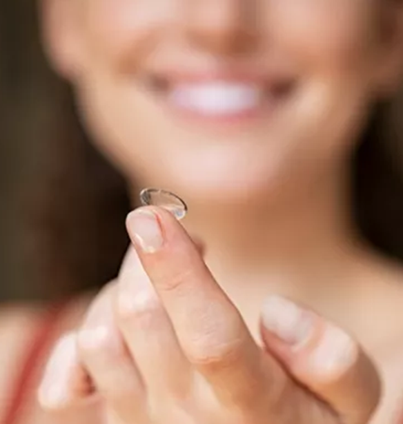 Φοράς φακούς επαφής; Τι πρέπει να προσέξεις στις διακοπές