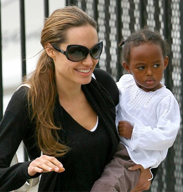 Angelina Jolie: &#x3A4;&#x3B9; &#x3C3;&#x3C5;&#x3BC;&#x3B2;&#x3B1;&#x3AF;&#x3BD;&#x3B5;&#x3B9; &#x3BC;&#x3B5; &#x3C4;&#x3B7;&#x3BD; Zahara;