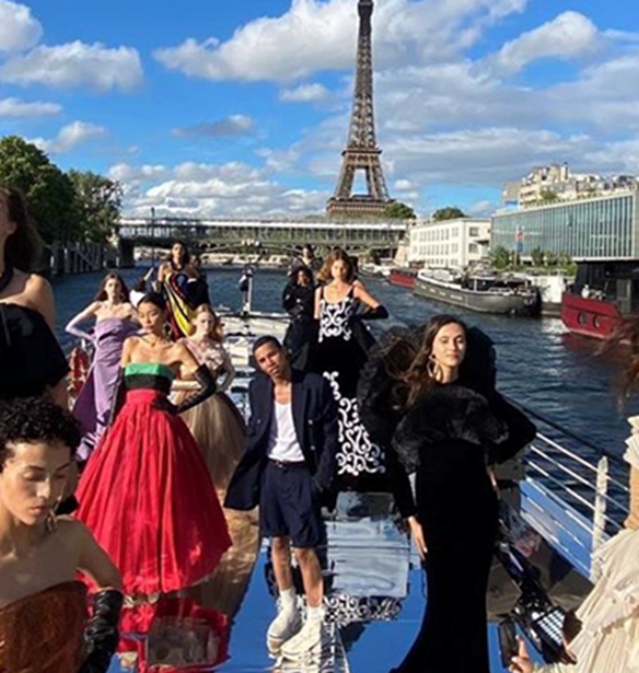 &#x39F; Olivier Rousteing &#x3B4;&#x3B9;&#x3BF;&#x3C1;&#x3B3;&#x3AC;&#x3BD;&#x3C9;&#x3C3;&#x3B5; &#x3BC;&#x3AF;&#x3B1; &#x3C0;&#x3BF;&#x3BB;&#x3CD;&#x3C7;&#x3C1;&#x3C9;&#x3BC;&#x3B7; &#x3B3;&#x3B9;&#x3BF;&#x3C1;&#x3C4;&#x3AE; &#x3C3;&#x3C4;&#x3BF;&#x3BD; &#x3A3;&#x3B9;&#x3BA;&#x3BF;&#x3C5;&#x3AC;&#x3BD;&#x3B1;