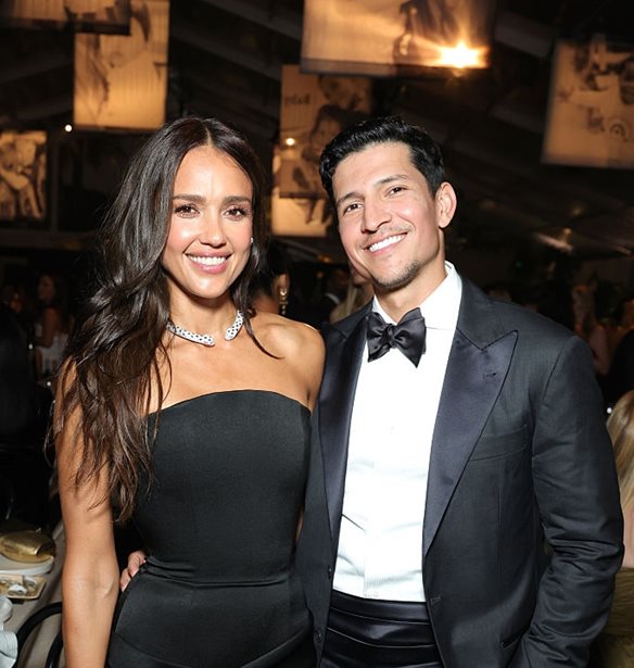 Danny Ramirez | &#x395;&#x3AF;&#x3BD;&#x3B1;&#x3B9; &#x3B5;&#x3C1;&#x3C9;&#x3C4;&#x3B5;&#x3C5;&#x3BC;&#x3AD;&#x3BD;&#x3BF;&#x3C2; &#x3BC;&#x3B5; &#x3C4;&#x3B7;&#x3BD; Jessica Alba &#x3BA;&#x3B1;&#x3B9; &#x3C4;&#x3BF; &#x3C6;&#x3C9;&#x3BD;&#x3AC;&#x3B6;&#x3B5;&#x3B9;!