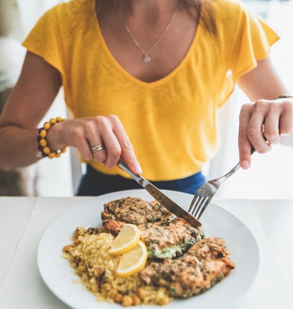 Γιατί τρώω πολύ ενώ δεν πεινάω; Οι λόγοι που το κάνουμε και οι τεχνικές για να το μειώσουμε