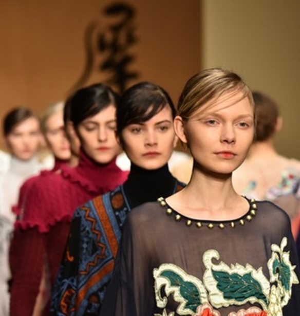 H &#x399;&#x3C4;&#x3B1;&#x3BB;&#x3AF;&#x3B4;&#x3B1; &#x3C3;&#x3C7;&#x3B5;&#x3B4;&#x3B9;&#x3AC;&#x3C3;&#x3C4;&#x3C1;&#x3B9;&#x3B1; Laura Biagiotti &#x3AD;&#x3C6;&#x3C5;&#x3B3;&#x3B5; &#x3B1;&#x3C0;&#x3CC; &#x3C4;&#x3B7; &#x3B6;&#x3C9;&#x3AE;