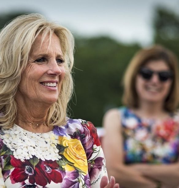 Jill Biden | &#x3A4;&#x3BF; &#x3C4;&#x3B1;&#x3BE;&#x3AF;&#x3B4;&#x3B9; &#x3C4;&#x3B7;&#x3C2; &#x3C3;&#x3C4;&#x3B7;&#x3BD; &#x39F;&#x3C5;&#x3BA;&#x3C1;&#x3B1;&#x3BD;&#x3AF;&#x3B1; &#x3BA;&#x3B1;&#x3B9; &#x3B7; &#x3C3;&#x3C5;&#x3BD;&#x3AC;&#x3BD;&#x3C4;&#x3B7;&#x3C3;&#x3B7; &#x3BC;&#x3B5; &#x3C4;&#x3B7;&#x3BD; Olena Zelenska