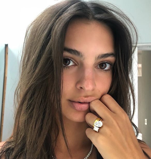 Emily Ratajkowski | &#x395;&#x3AF;&#x3BD;&#x3B1;&#x3B9; &#x3AD;&#x3B3;&#x3BA;&#x3C5;&#x3BF;&#x3C2;!