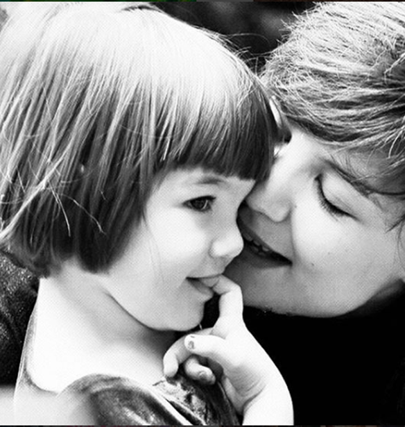 Katie Holmes: &#x393;&#x3B9;&#x3BF;&#x3C1;&#x3C4;&#x3AC;&#x3B6;&#x3B5;&#x3B9; &#x3C4;&#x3B1; &#x3B3;&#x3B5;&#x3BD;&#x3AD;&#x3B8;&#x3BB;&#x3B9;&#x3B1; &#x3C4;&#x3B7;&#x3C2; Suri &#x3BC;&#x3B5; &#x3C4;&#x3B7;&#x3BD; &#x3C0;&#x3B9;&#x3BF; &#x3B3;&#x3BB;&#x3C5;&#x3BA;&#x3B9;&#x3AC; &#x3C6;&#x3C9;&#x3C4;&#x3BF;&#x3B3;&#x3C1;&#x3B1;&#x3C6;&#x3AF;&#x3B1;