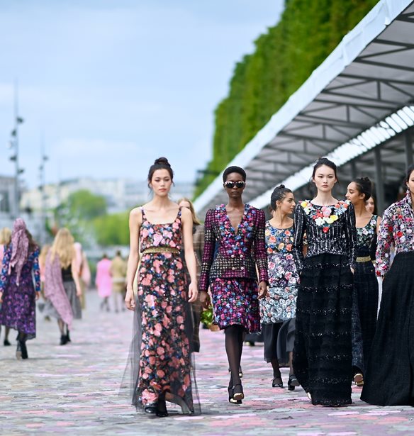 &#x397; &#x3BD;&#x3AD;&#x3B1; Chanel Haute Couture &#x3B5;&#x3AF;&#x3BD;&#x3B1;&#x3B9; &#x3AD;&#x3BD;&#x3B1;&#x3C2; &#x3C6;&#x3CC;&#x3C1;&#x3BF;&#x3C2; &#x3C4;&#x3B9;&#x3BC;&#x3AE;&#x3C2; &#x3C3;&#x3C4;&#x3B1; French Girls