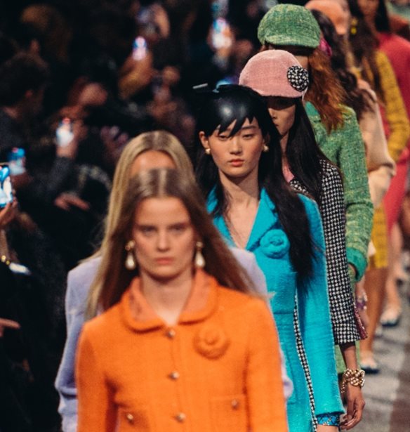 10 looks &#x3C0;&#x3BF;&#x3C5; &#x3B8;&#x3B1; &#x3B8;&#x3AD;&#x3BB;&#x3B1;&#x3BC;&#x3B5; &#x3BD;&#x3B1; &#x3C6;&#x3BF;&#x3C1;&#x3AD;&#x3C3;&#x3BF;&#x3C5;&#x3BC;&#x3B5; &#x3B1;&#x3C0;&#x3CC; &#x3C4;&#x3B7;&#x3BD; M&#xE9;tiers d&#x2019;art 2023/24 &#x3C3;&#x3C5;&#x3BB;&#x3BB;&#x3BF;&#x3B3;&#x3AE; &#x3C4;&#x3BF;&#x3C5; &#x3BF;&#x3AF;&#x3BA;&#x3BF;&#x3C5; Chanel