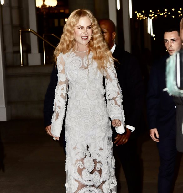 Nicole Kidman | &#x3A3;&#x3C4;&#x3B7;&#x3BD; &#x3C0;&#x3C1;&#x3B5;&#x3BC;&#x3B9;&#x3AD;&#x3C1;&#x3B1; &#x3C4;&#x3BF;&#x3C5; &quot;Spellbound&quot; &#x3BC;&#x3B5; &#x3B5;&#x3BA;&#x3B8;&#x3B1;&#x3BC;&#x3B2;&#x3C9;&#x3C4;&#x3B9;&#x3BA;&#x3CC; lace &#x3C6;&#x3CC;&#x3C1;&#x3B5;&#x3BC;&#x3B1;