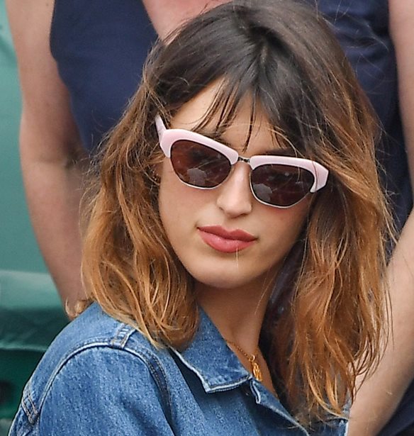 Jeanne Damas: &#x397; stylish &#x3B5;&#x3BC;&#x3C6;&#x3AC;&#x3BD;&#x3B9;&#x3C3;&#x3B7; &#x3C4;&#x3B7;&#x3C2; &#x3C3;&#x3C4;&#x3BF; Roland Garros
