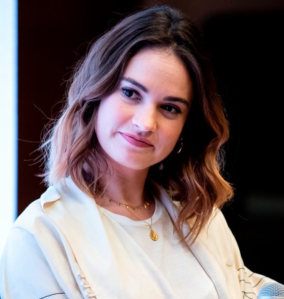 Lily James | &#x3A6;&#x3CC;&#x3C1;&#x3B5;&#x3C3;&#x3B5; &#x3C4;&#x3BF; &#x3BA;&#x3CC;&#x3BA;&#x3BA;&#x3B9;&#x3BD;&#x3BF; &#x2018;Baywatch&#x2019; &#x3BC;&#x3B1;&#x3B3;&#x3B9;&#x3CC; &#x3C4;&#x3B7;&#x3C2; Pamela Anderson