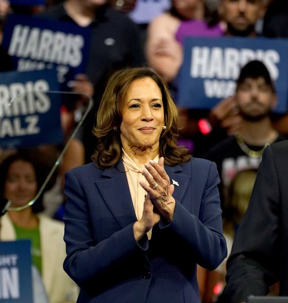 Kamala Harris | &#x391;&#x3C0;&#x3B1;&#x3BD;&#x3C4;&#x3AC; &#x3C3;&#x3C4;&#x3BF;&#x3C5;&#x3C2; &#x3B5;&#x3C0;&#x3B9;&#x3BA;&#x3C1;&#x3B9;&#x3C4;&#x3AD;&#x3C2; &#x3C4;&#x3B7;&#x3C2; &#x3C3;&#x3C7;&#x3B5;&#x3C4;&#x3B9;&#x3BA;&#x3AC; &#x3BC;&#x3B5; &#x3C4;&#x3B7; &#x3B8;&#x3B5;&#x3C4;&#x3AE; &#x3BA;&#x3CC;&#x3C1;&#x3B7; &#x3C4;&#x3B7;&#x3C2;, Ella Emhoff