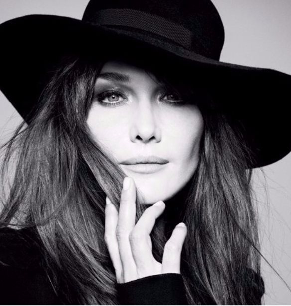 &#x397; Carla Bruni &#x3AE;&#x3C0;&#x3B9;&#x3B5; &#x3C4;&#x3BF;&#x3BD; &#x3BA;&#x3C5;&#x3C1;&#x3B9;&#x3B1;&#x3BA;&#x3AC;&#x3C4;&#x3B9;&#x3BA;&#x3BF; &#x3BA;&#x3B1;&#x3C6;&#x3AD; &#x3C4;&#x3B7;&#x3C2; &#x3C3;&#x3C4;&#x3BF; Zonar&#x27;s (photo)