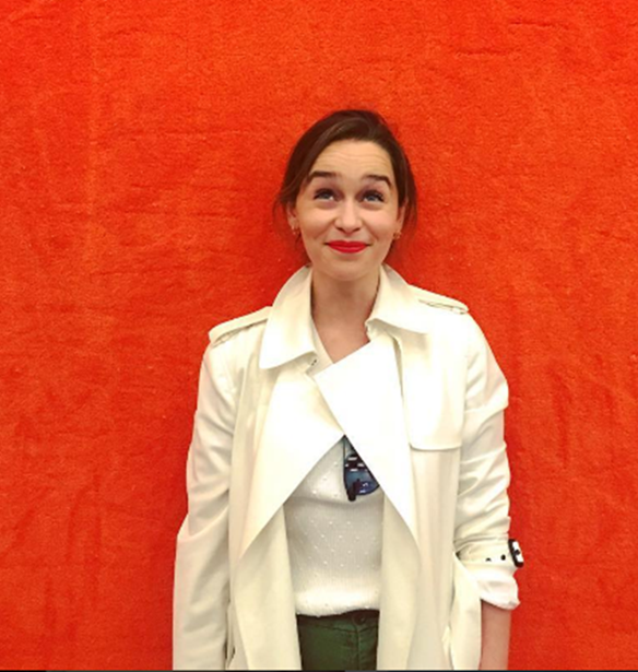 Emilia Clarke: &#x392;&#x3C1;&#x3AF;&#x3C3;&#x3BA;&#x3B5;&#x3C4;&#x3B1;&#x3B9; &#x3BA;&#x3B1;&#x3B9; &#x3B1;&#x3C5;&#x3C4;&#x3AE; &#x3C3;&#x3C4;&#x3B7;&#x3BD; &#x395;&#x3BB;&#x3BB;&#x3AC;&#x3B4;&#x3B1; &#x3B3;&#x3B9;&#x3B1; &#x3B4;&#x3B9;&#x3B1;&#x3BA;&#x3BF;&#x3C0;&#x3AD;&#x3C2;!