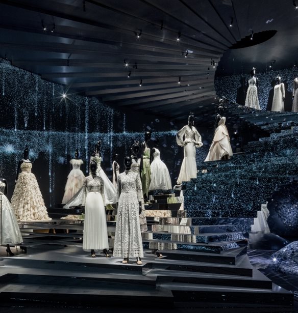 Christian Dior: Designer of Dreams | &#x397; &#x3AD;&#x3BA;&#x3B8;&#x3B5;&#x3C3;&#x3B7; &#x3B3;&#x3B9;&#x3B1; &#x3C4;&#x3B7;&#x3BD; &#x3B9;&#x3C3;&#x3C4;&#x3BF;&#x3C1;&#x3AF;&#x3B1; &#x3C4;&#x3BF;&#x3C5; &#x3B3;&#x3B1;&#x3BB;&#x3BB;&#x3B9;&#x3BA;&#x3BF;&#x3CD; &#x3BF;&#x3AF;&#x3BA;&#x3BF;&#x3C5; &#x3C4;&#x3B1;&#x3BE;&#x3B9;&#x3B4;&#x3B5;&#x3CD;&#x3B5;&#x3B9; &#x3C3;&#x3C4;&#x3B7; &#x3A3;&#x3B5;&#x3BF;&#x3CD;&#x3BB;