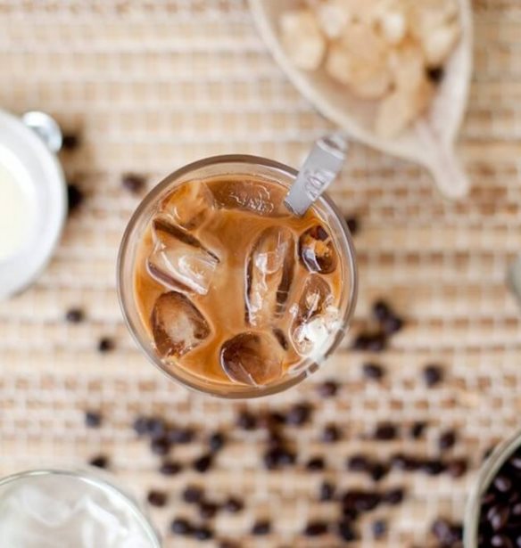 4 πράγματα που πρέπει να ξέρεις για τον ντεκαφεϊνέ (πόση καφεΐνη έχει, αν είναι επικίνδυνος και άλλες απορίες)