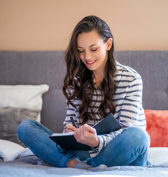 Το κόλπο των συναισθηματικά έξυπνων ανθρώπων για να μην "κολλάνε" σε αρνητικές σκέψεις