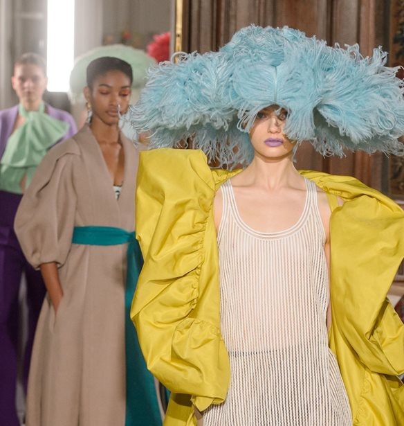 Valentino-Elie Saab Άνοιξη 2018: Φαντασία, πολυτέλεια και... ποπ διάθεση