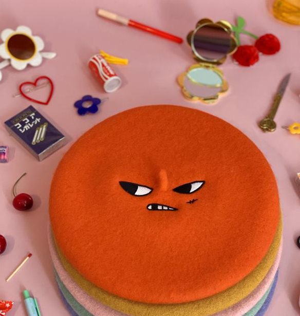 Οι μπερέδες της σχεδιάστριας Natalí Koromoto μάς φτιάχνουν τη διάθεση