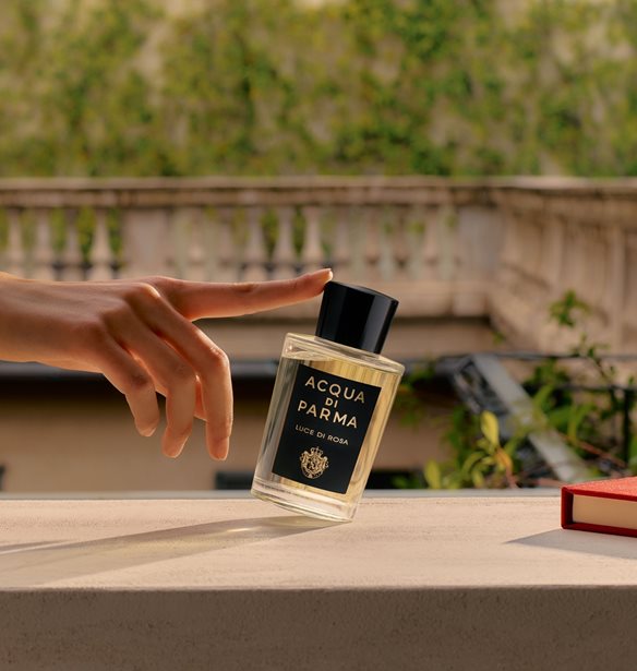 &#x3A0;&#x3B1;&#x3B9;&#x3C7;&#x3BD;&#x3AF;&#x3B4;&#x3B9;&#x3B1; &#x3BC;&#x3B5; &#x3C4;&#x3BF; &#x3C6;&#x3C9;&#x3C2; | &#x3A4;&#x3BF; &#x3BD;&#x3AD;&#x3BF; &#x3AC;&#x3C1;&#x3C9;&#x3BC;&#x3B1; Luce di Rosa &#x3C4;&#x3B7;&#x3C2; Acqua di Parma