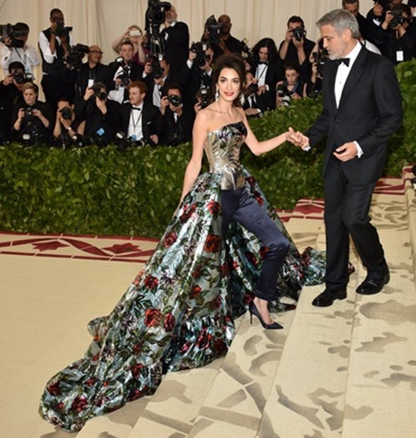 Met Gala 2018 | &#x3A4;&#x3B1; &#x3B5;&#x3BD;&#x3C4;&#x3C5;&#x3C0;&#x3C9;&#x3C3;&#x3B9;&#x3B1;&#x3BA;&#x3AC; &#x3B6;&#x3B5;&#x3C5;&#x3B3;&#x3AC;&#x3C1;&#x3B9;&#x3B1; &#x3C0;&#x3BF;&#x3C5; &#x3B5;&#x3AF;&#x3B4;&#x3B1;&#x3BC;&#x3B5; &#x3C3;&#x3C4;&#x3BF; &#x3BA;&#x3CC;&#x3BA;&#x3BA;&#x3B9;&#x3BD;&#x3BF; &#x3C7;&#x3B1;&#x3BB;&#x3AF;!